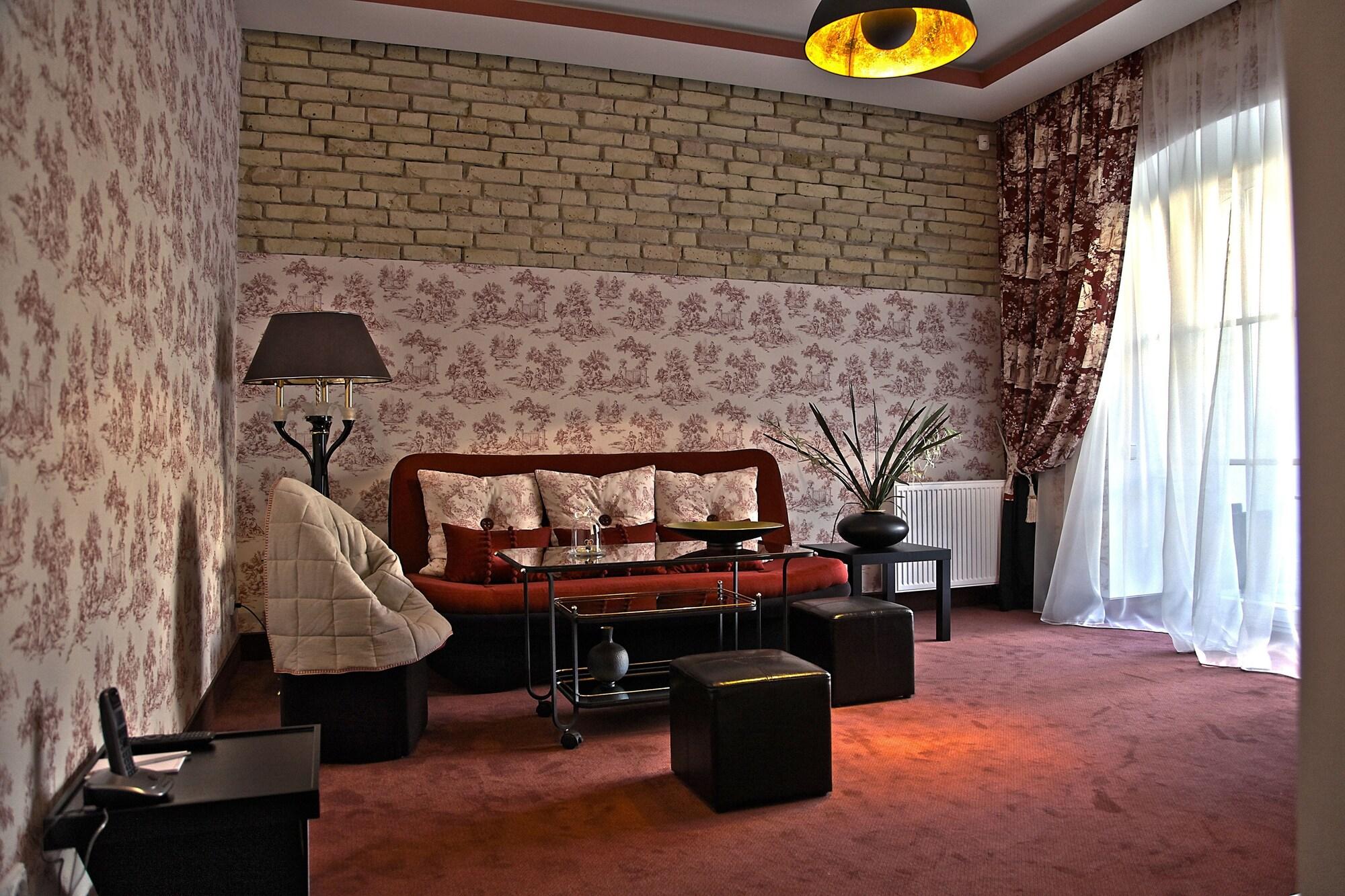 Moon Garden Old Town Hotel 4*